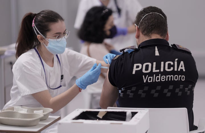 Una sanitaria vacuna a un policía contra el covid, en el Hospital Isabel Zendal de Madrid, el 1 de junio de 2021.