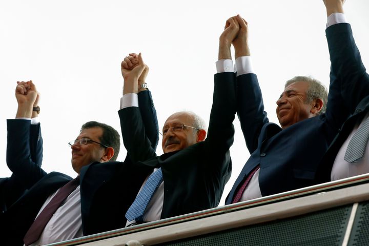 2 Aπριλιου 2019. Εκρέμ Ιμάμογλου και Μανσούρ Γιαβάς πανηγυρίζουν για τον διπλό θρίαμβο σε Κωνσταντινούπολη και Άγκυρα αντίστοιχα, καθώς κέρδισαν τους δήμους από τους υποψηφίους που στήριξε ο Ερντογάν. Ανάμεσά τους ο αρχηγός της αξιωματικής αντιπολίτευσης, Κεμάλ Κιλιτσντάρογλου. (AP Photo/Burhan Ozbilici)