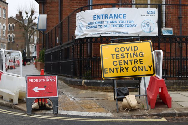 LONDRES, INGLATERRA - 23 DE DICIEMBRE: Señales fuera del centro de pruebas Covid-19 en Camden el 23 de diciembre de 2021 ...