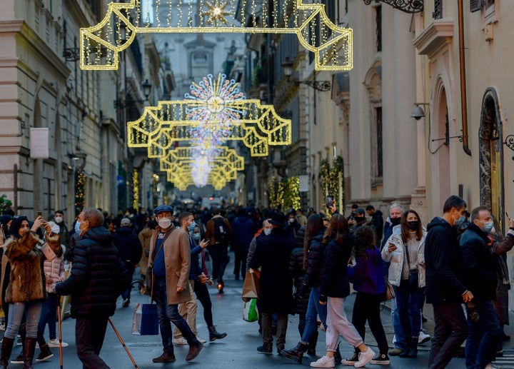 Un grupo de personas paseando por la calle de Roma.