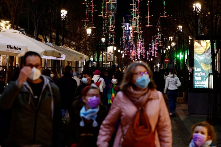 Un grupo de personas paseando bajo las luces de Navidad en Madrid.