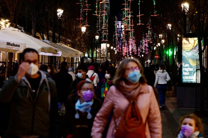 Un grupo de personas paseando bajo las luces de Navidad en Madrid.