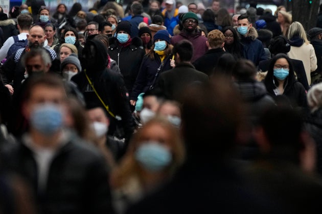 Kόσμος που ψωνίζει στην Oxford Street, τον πιο πολυσύχναστο εμπορικό δρόμο της Ευρώπης, στο Λονδίνο, Πέμπτη, 23 Δεκεμβρίου 2021.
