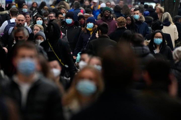 Kόσμος που ψωνίζει στην Oxford Street, τον πιο πολυσύχναστο εμπορικό δρόμο της Ευρώπης, στο Λονδίνο, Πέμπτη, 23 Δεκεμβρίου 2021. 