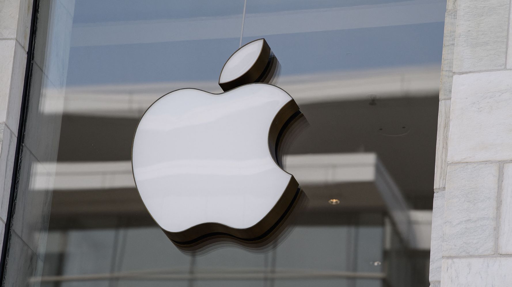 Apple Workers Walk Out On Christmas Eve, Demanding Better Working Conditions