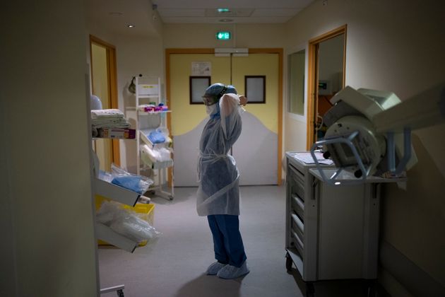 À l'unité de soins continus Covid-19 de l'hôpital de la Timone à Marseille,...