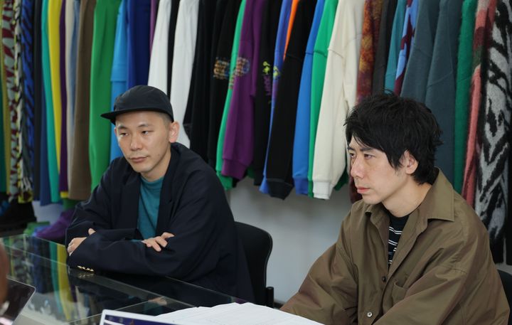 MAISON SPECIALのPR担当、玉井秀樹氏（左）とデザイナーの頃安祐示氏。