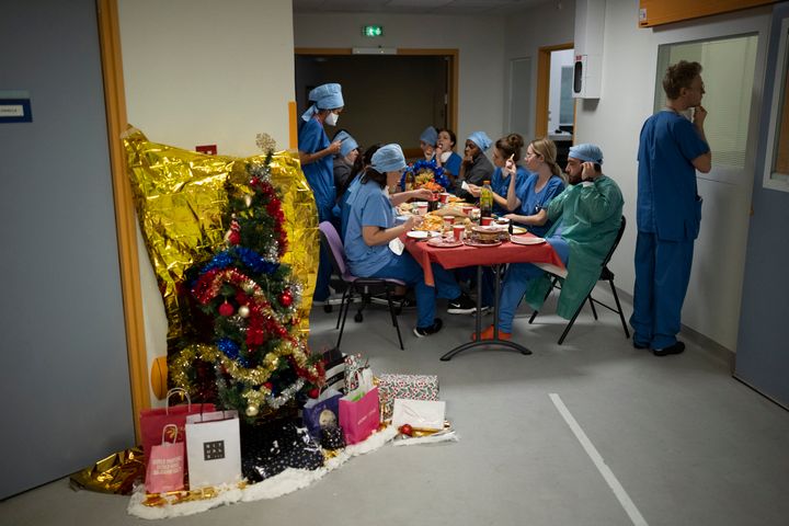 Χριστουγεννιάτικο γεύμα για τους εξαντλημένους νοσηλευτές νοσοκομείου - Μαρσέιγ, Γαλλία