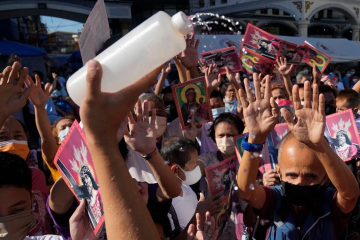 Πιστοί υποδέχονται με ενθουσιασμό τον αγιασμό - Μανίλα, Φιλιππίνες