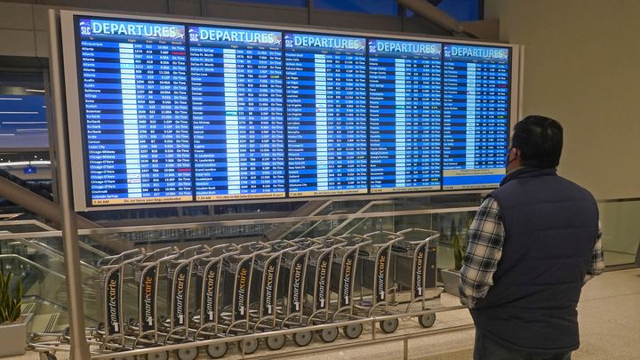 Εκατομμύρια πολίτες «παγιδευμένοι» στα αεροδρόμια όλου του κόσμου, βλέπουν τις πτήσεις τους να ακυρώνονται λόγω κρουσμάτων Covid - Σολτ Λέικ, ΗΠΑ
