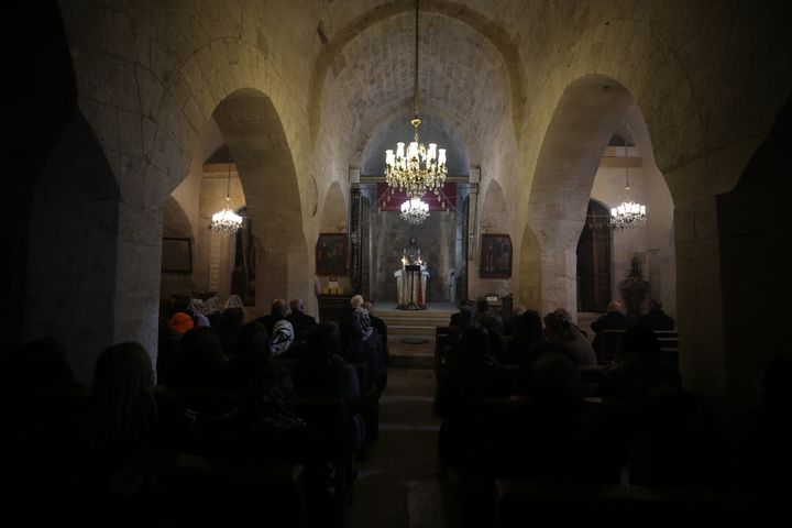 Χριστιανοί παρακολουθούν τη Θεία Λειτουργία στον Ναό Αγίων Μπεχνάμ και Σάρας - Μαρντίν, Τουρκία