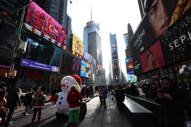 Η Times Square φόρεσε τα γιορτινά...