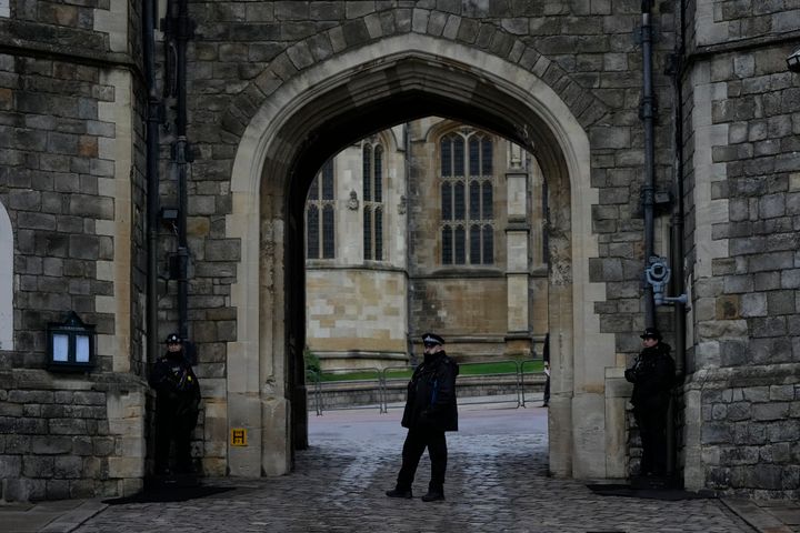 Η αστυνομία φρουρεί την πύλη Henry VIII στο κάστρο Windsor, Αγγλία την ημέρα των Χριστουγέννων, Σάββατο, 25 Δεκεμβρίου 2021.