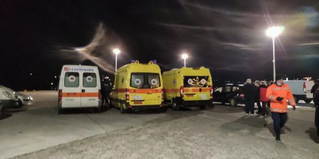 (ΦΩΤΟΓΡΑΦΙΑ ΑΠΟ ΚΙΝΗΤΟ ΤΗΛΕΦΩΝΟ) Ασθενοφόρα του ΕΚΑΒ στο λιμάνι της Πάρου αργά το βράδυ της Παρασκευής...