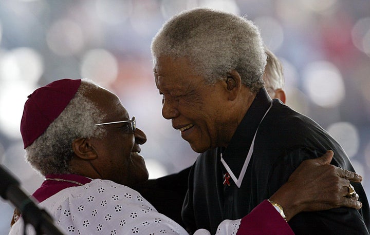 Tutu y Mandela se abrazan en 2003.