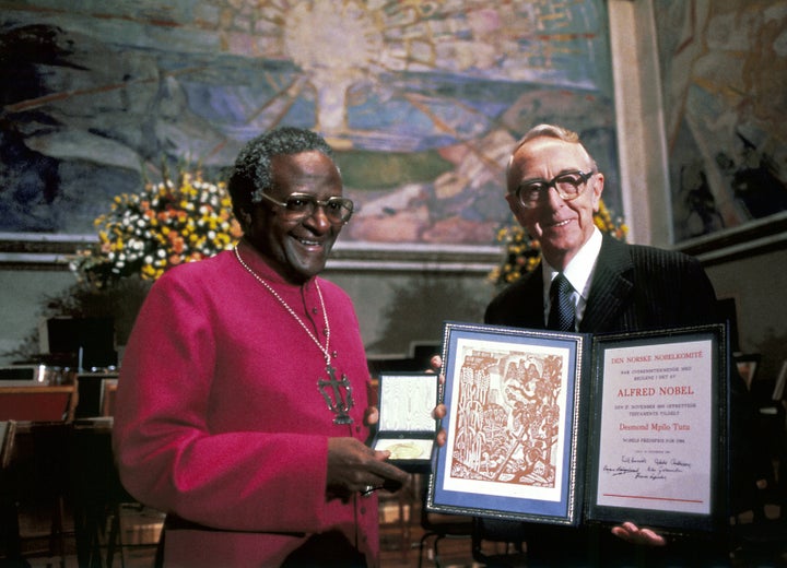 Tutu recibe el Premio Nobel.