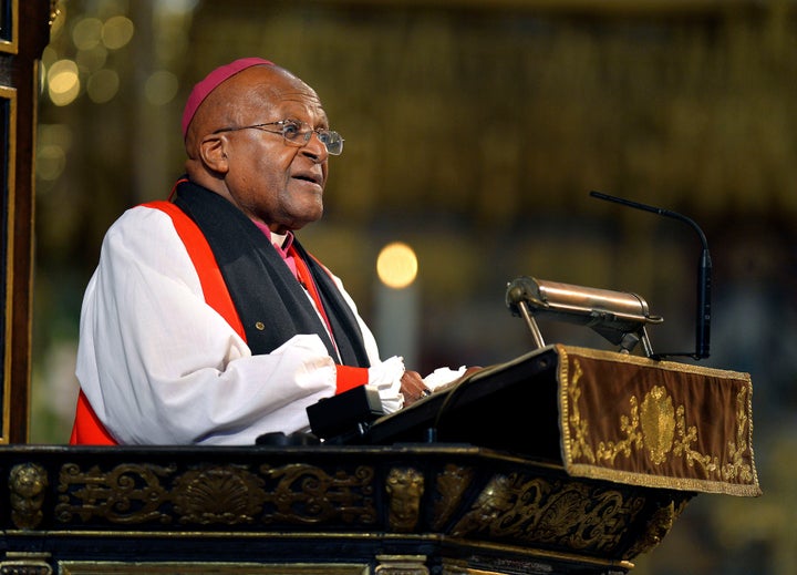 Desmond Tutu pronuncia un discurso en la Abadía de Westminster en Londres durante el servicio conmemorativo del expresidente sudafricano Nelson Mandela, el lunes 3 de marzo de 2014 (John Stillwell, Pool Photo via AP, File).