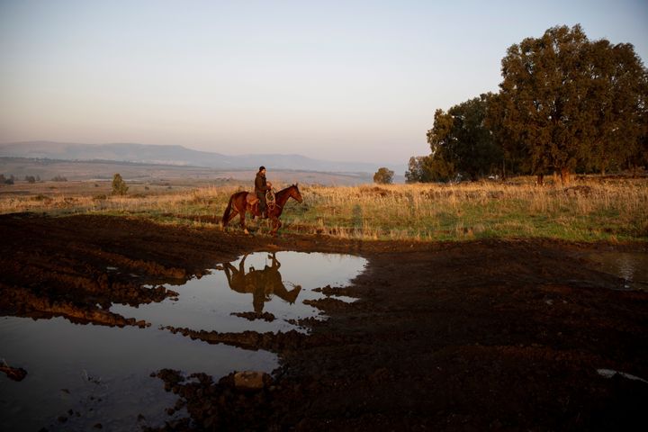 Ο Shoham Saginur, ιππεύει ένα άλογο καθώς συνεργάζεται με την ισραηλινή εταιρεία, BeeFree Agro, που αναπτύσσουν μια μέθοδο που χρησιμοποιεί drones για την τροφή και την παρατήρηση βοοειδών, σε ένα ράντσο κοντά στο Katzrin στα υψώματα του Γκολάν που κατέχονται από το Ισραήλ, 29 Νοεμβρίου 2020. Η φωτογραφία λήφθηκε στις 29 Νοεμβρίου , 2020. 
