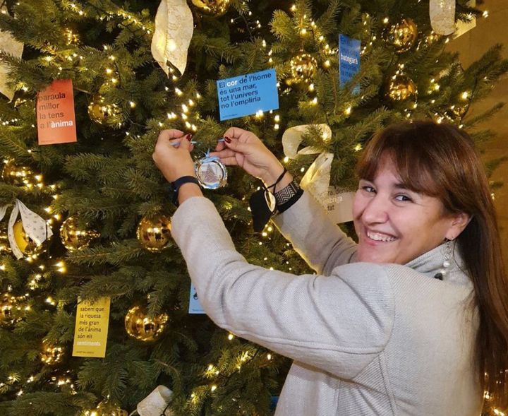 Laura Borràs, presidenta del Parlament de Cataluña, cuelga un adorno de la Casa Blanca en el árbol de Navidad.