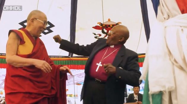 Cette archive de Desmond Tutu et du Dalaï Lama riant ensemble donne le sourire
