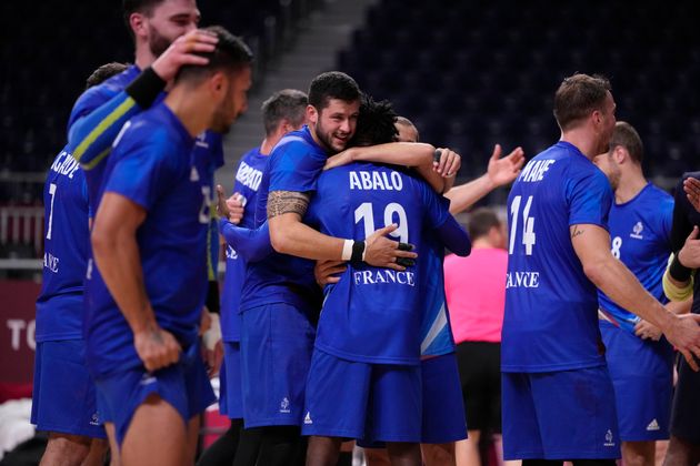Les joueurs de l'équipe de France de handball célébrant leur victoire contre le...