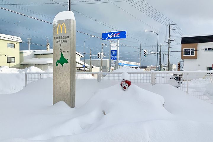 雪に埋もれたマクドナルド40号稚内店のドナルド（2021年12月25日撮影）