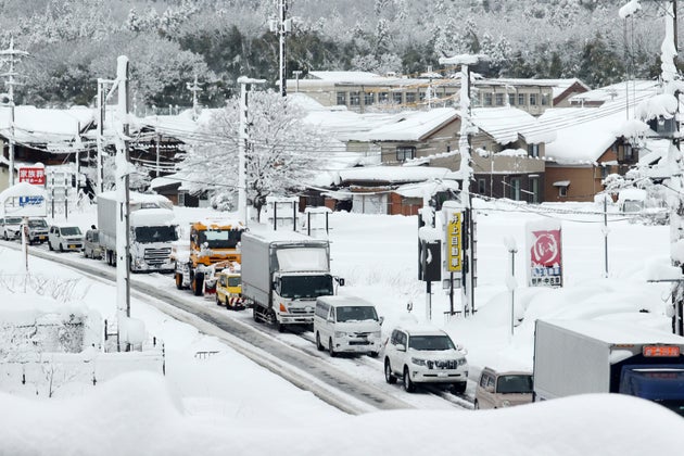 大雪で車が立ち往生 注意点は 気をつけたい 一酸化炭素中毒 と ガス欠 ハフポスト