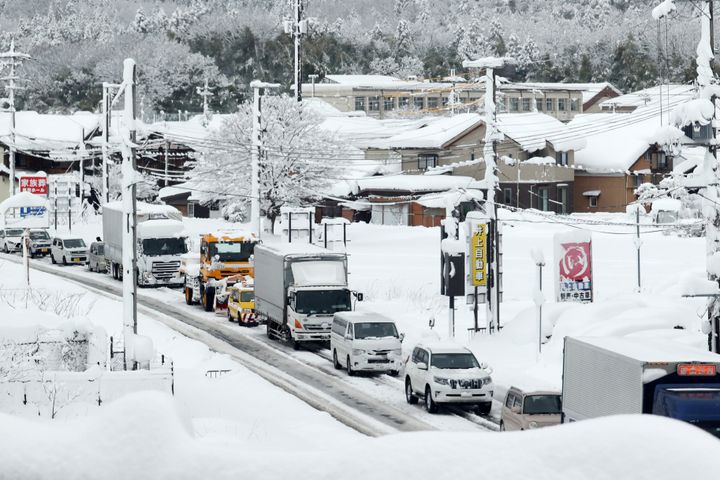 大雪の影響で渋滞する道路＝12月27日午前、滋賀県彦根市