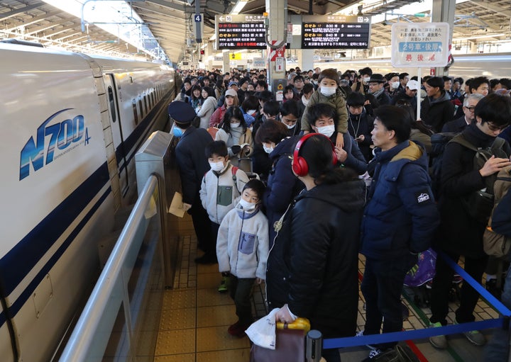 帰省ラッシュが始まり、人であふれかえるＪＲ東京駅の新幹線ホーム＝2018年、東京都千代田区