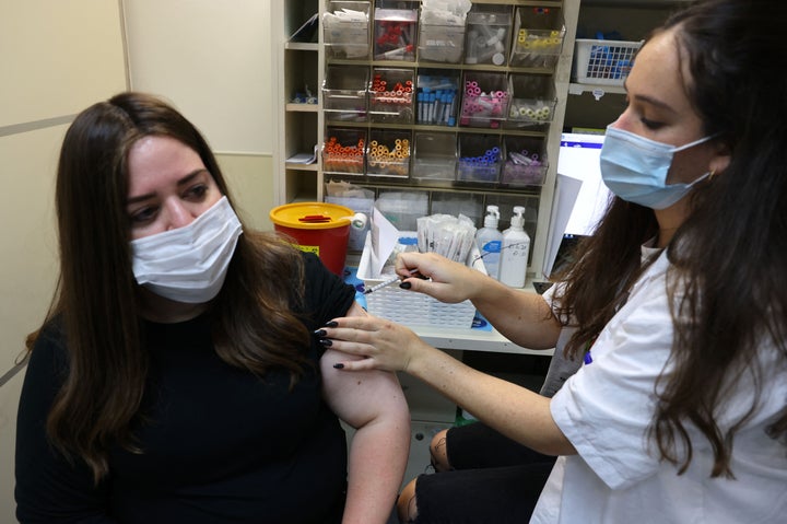Una profesional sanitaria israelí administrando la dosis de refuerzo de la vacuna, en una foto de archivo.