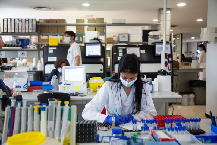 Una investigadora, en el laboratorio de Microbiología del Hospital Universitario de Badajoz, el 15 de abril de 2021.