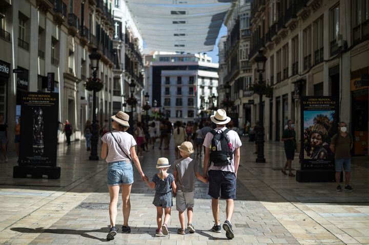 Una familia, de turismo por Málaga, en julio de 2021.