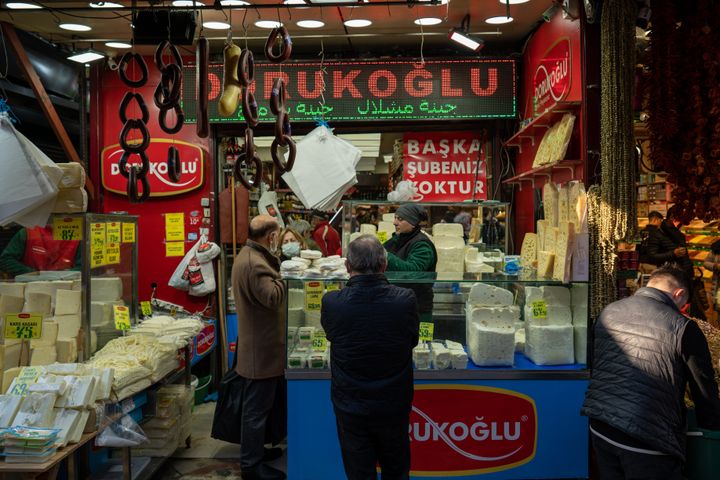 Οι Τούρκοι πολίτες στην αγορά της Κωνσταντινούολης, παρατηρούν με δέος τις τιμές στις 24 Δεκεμβρίου 2021. Το νέο οικονομικό μοντέλο για την ανάκαμψη της λίρας, που οραματίζεται ο Ερντογάν, επί του παρόντος παραμένει σχέδιο επί χάρτου. (Photo by Erhan Demirtas/NurPhoto via Getty Images)