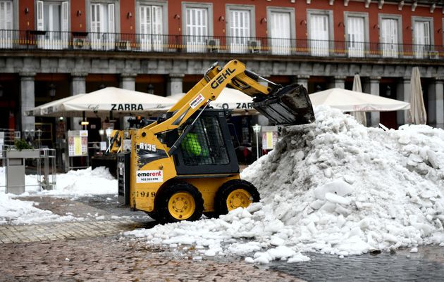 Tareas de retirada de la nieve en la Plaza Mayor de