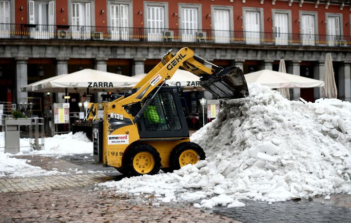 Tareas de retirada de la nieve en la Plaza Mayor de Madrid