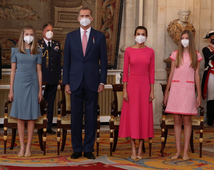 Los reyes y sus hijas, durante el acto de imposición de condecoraciones de la Orden del Mérito Civil.