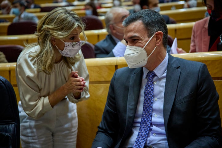 Pedro Sánchez sonríe ante un comentario de Yolanda Díaz en el Senado