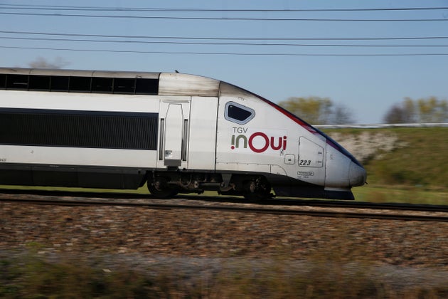 Il sera interdit de boire ou manger lors de trajets longue distance, a annoncé Jean Castex le 27 décembre 2021.