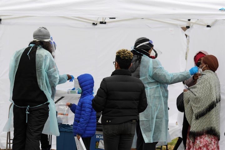 Trabajadores del Laboratorio CORP realizan pruebas gratis de PCR en Washington DC.