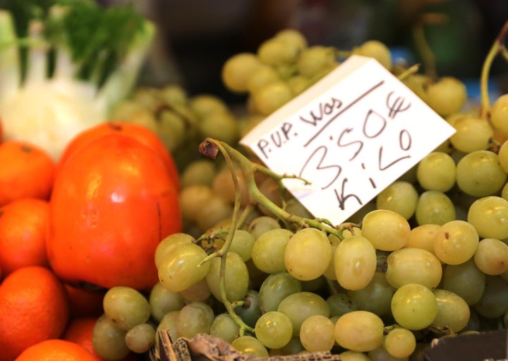 Uvas y caquis en el Mercado de San Isidro, en diciembre, en Madrid.