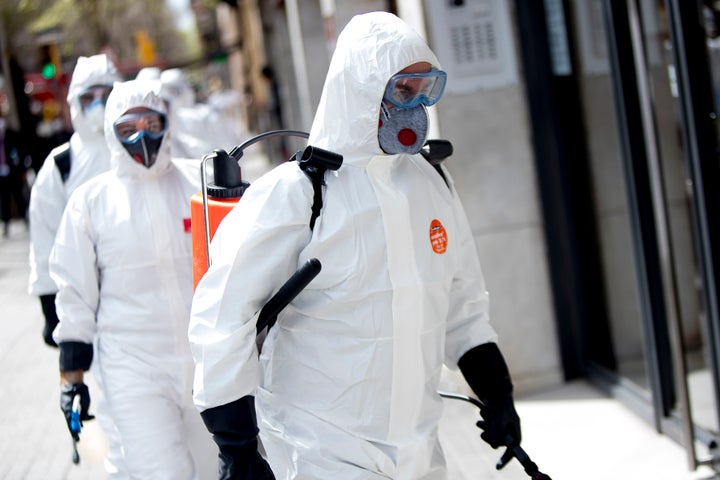 Integrantes de la Unidad Militar de Emergencias (UME) dirigiéndose a una residencia 20 (Photo by )