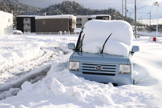 雪に埋もれた乗用車＝12月27日午後、滋賀県米原市