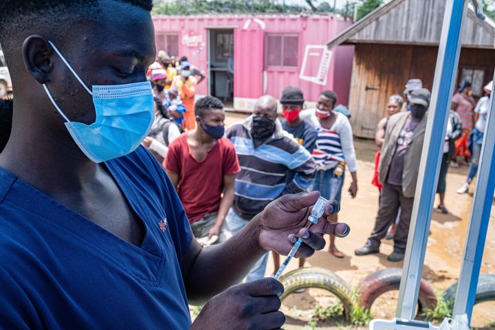 Un trabajador sanitario prepara una vacuna contra la covid en Johannesburgo (Sudáfrica).