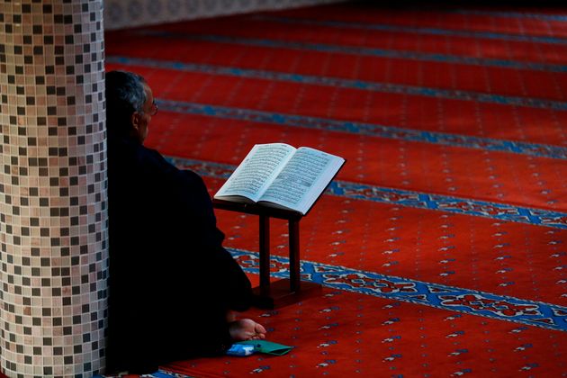 Illustration d'un homme dans une mosquée, au Havre.