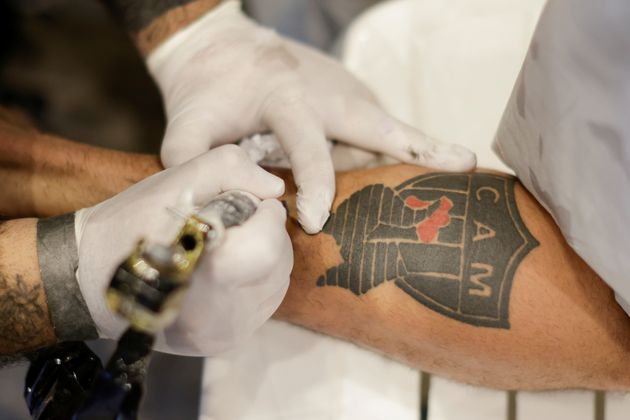 Τα τατουάζ κινδυνεύουν με «άδοξο τέλος» στην