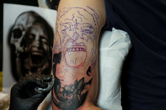 Τα τατουάζ κινδυνεύουν με «άδοξο τέλος» στην