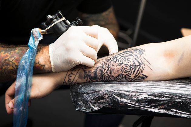 Τα τατουάζ κινδυνεύουν με «άδοξο τέλος» στην