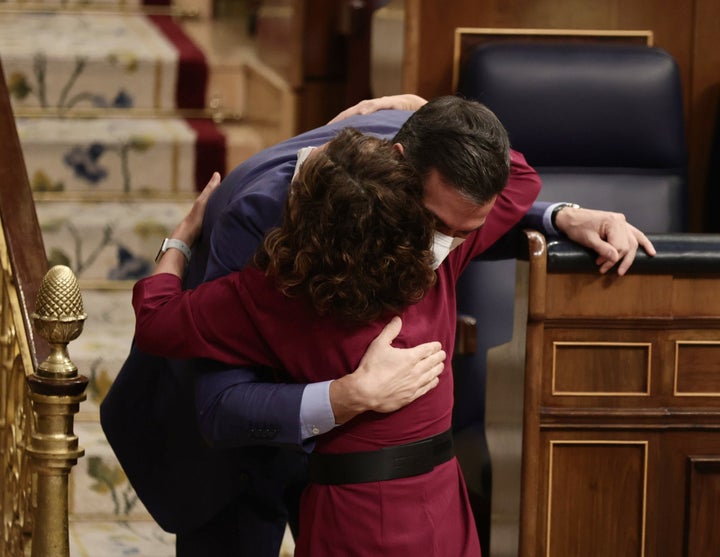 Pedro Sánchez abraza a María Jesús Montero tras aprobarse los presupuestos