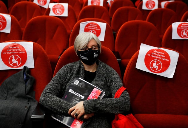 Μια γυναίκα που φοράει μάσκα προσώπου που γράφει 