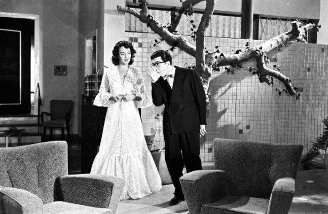 Η Υβόν Σανσόν και ο Δημήτρης Χορν σε σκηνή από την ταινία του Γιώργου Τζαβέλλα «Μια ζωή την έχουμε» (1958)